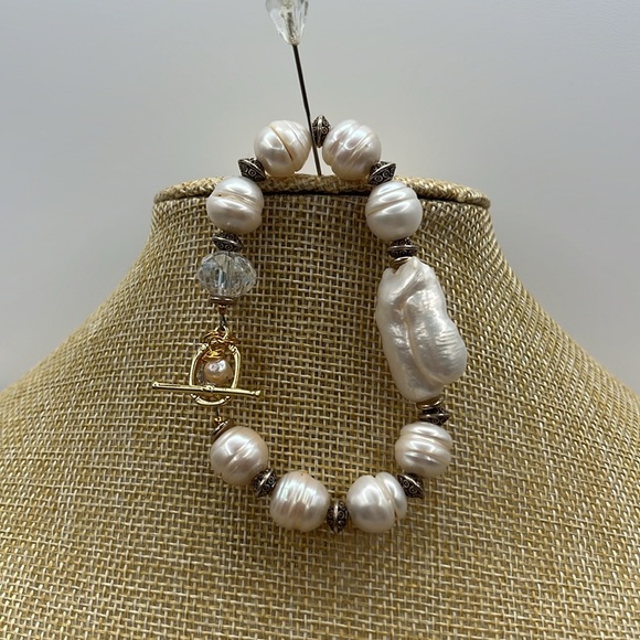 Baroque and Pearl Bracelet - Picture 2 of 4